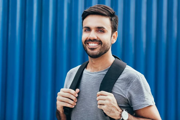 Außenporträt eines hübschen jungen männlichen Studenten mit Rucksack — Stockfoto