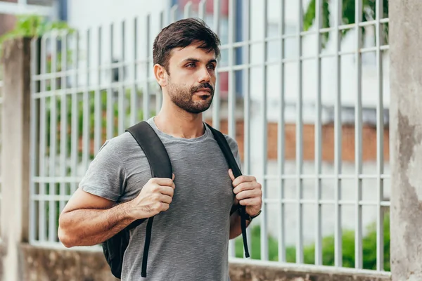Utomhus porträtt av stilig ung manlig elev med ryggsäck — Stockfoto
