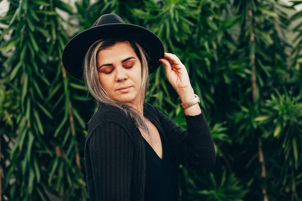 Portret van mooie vrouw die Fedora hoed buitenshuis draagt — Stockfoto