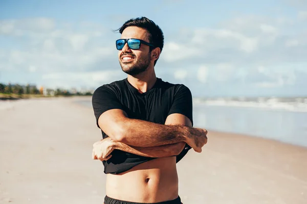 Porträt eines lächelnden gutaussehenden Mannes am tropischen Strand. Sommerferien — Stockfoto