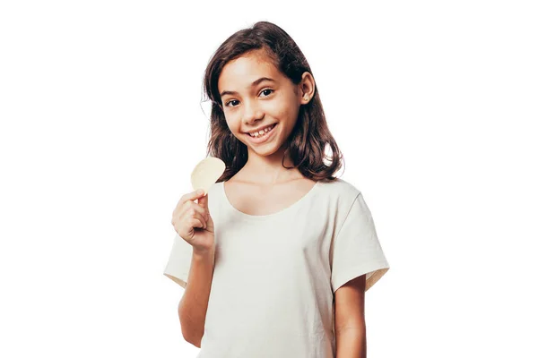 Adolescente comiendo papas fritas aisladas sobre fondo blanco —  Fotos de Stock