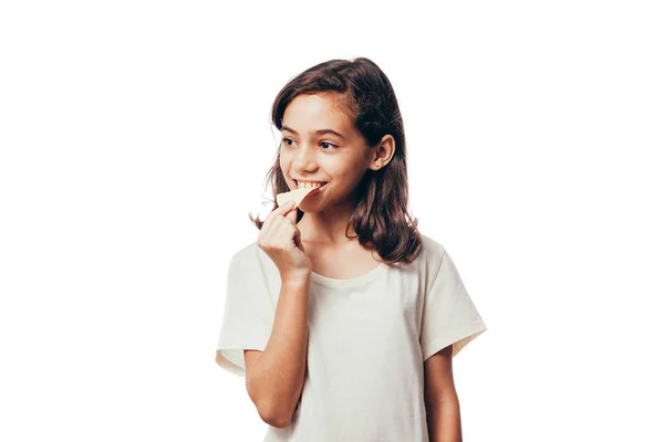 Adolescente comendo batatas fritas isoladas no fundo branco — Fotografia de Stock