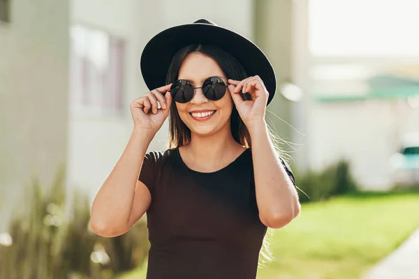 Ritratto di giovane donna con cappello fedora e occhiali da sole — Foto Stock