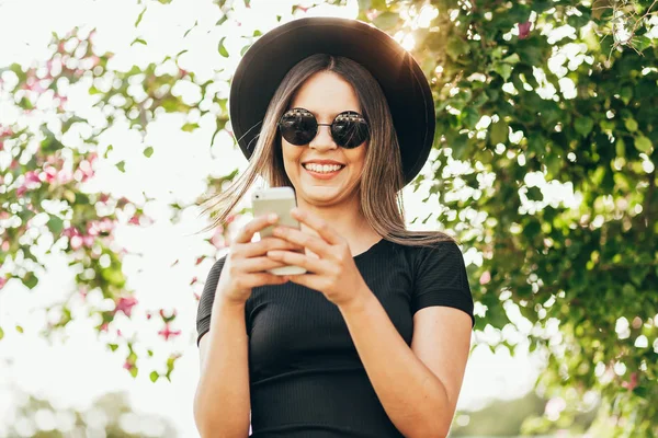 Ritratto di giovane donna con cappello fedora e occhiali da sole — Foto Stock