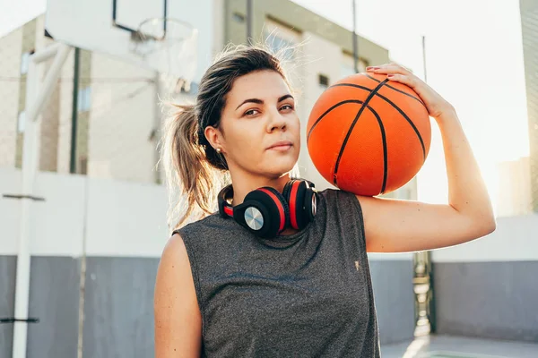 Joven jugadora de baloncesto entrenando al aire libre en una cancha local — Foto de Stock