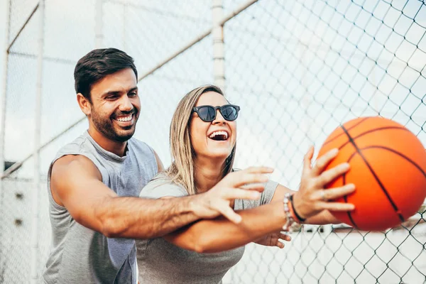 Vacanze estive, sport, giochi e amicizia concetto - coppia felice giocare a basket all'aperto — Foto Stock