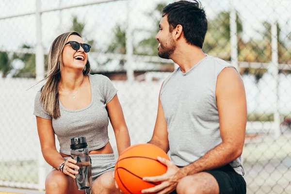 Vacanze estive, sport, giochi e amicizia concetto - coppia felice giocare a basket all'aperto — Foto Stock
