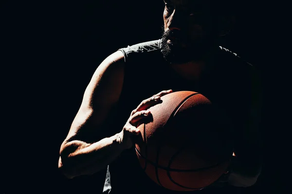 黑暗背景下篮球运动员的戏剧肖像 — 图库照片