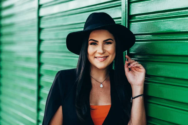 รูปภาพของนักธุรกิจหญิงที่งดงามในเมืองที่มีหมวก fedora — ภาพถ่ายสต็อก
