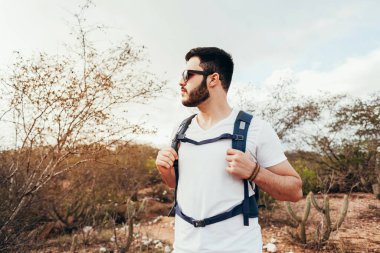 Brezilya 'nın Caatinga olarak bilinen yarı kurak bir bölgesinde yürüyüş yapan genç bir sırt çantalı.