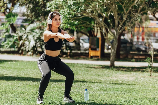 Mulher Vestindo Roupas Esportivas Fones Ouvido Exercitando Parque Público — Fotografia de Stock