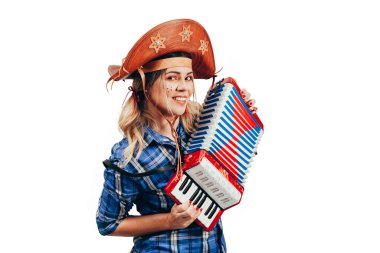 Festa Junina için tipik kıyafetler giyen Brezilyalı kadın.