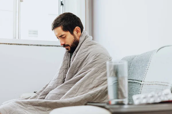 Homem Sentindo Doente Sofá Casa Com Sintomas Resfriado Gripe Medicina — Fotografia de Stock