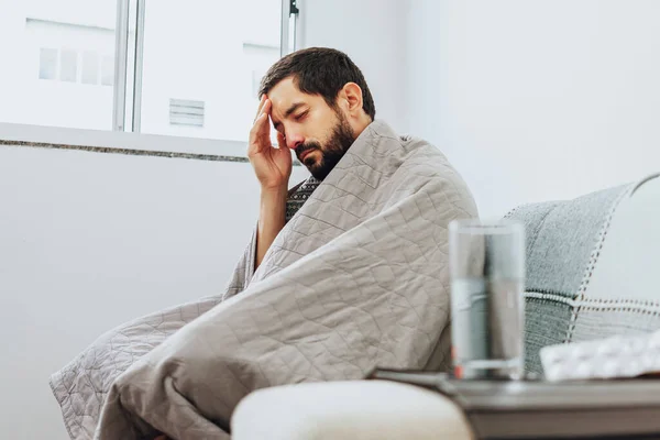 Homem Sentindo Doente Sofá Casa Com Sintomas Resfriado Gripe Medicina — Fotografia de Stock