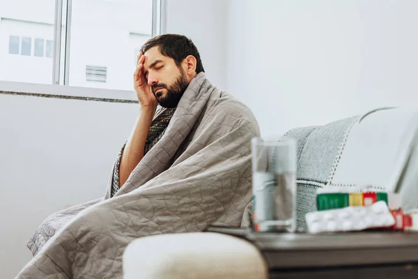 Homem Sentindo Doente Sofá Casa Com Sintomas Resfriado Gripe Medicina — Fotografia de Stock