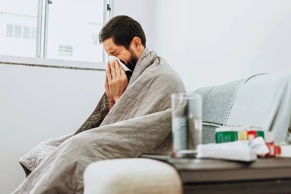 Homem Sentindo Doente Sofá Casa Com Sintomas Resfriado Gripe Medicina — Fotografia de Stock