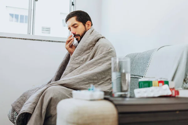 Homem Sentindo Doente Sofá Casa Com Sintomas Resfriado Gripe Medicina — Fotografia de Stock