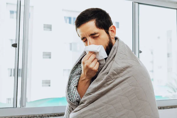 インフルエンザや風邪の症状で家で気分が悪くなる男はハンカチで鼻を吹いて — ストック写真