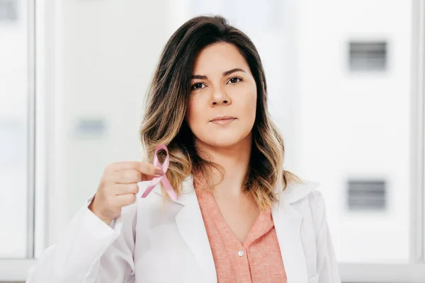 Healthcare Medicine Concept Female Doctor Holding Pink Breast Cancer Awareness — Stock Photo, Image