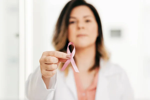 Hälso Och Sjukvård Koncept Kvinnlig Läkare Håller Rosa Bröstcancer Medvetenhet — Stockfoto