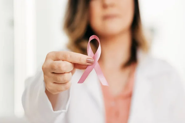 Hälso Och Sjukvård Koncept Kvinnlig Läkare Håller Rosa Bröstcancer Medvetenhet — Stockfoto