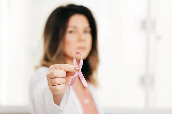 Gezondheidszorg Geneeskunde Concept Vrouwelijke Arts Met Een Roze Borstkanker Bewustzijn — Stockfoto