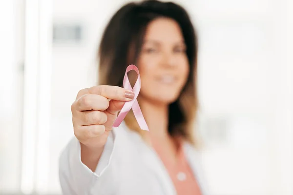 Concetto Assistenza Sanitaria Medicina Medico Donna Con Nastro Rosa Sensibilizzazione — Foto Stock