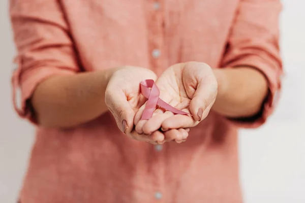 Hälso Och Sjukvård Koncept Kvinnor Händer Som Håller Rosa Bröstcancer — Stockfoto