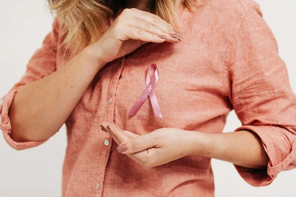 Concetto Assistenza Sanitaria Medicina Donna Con Nastro Rosa Sensibilizzazione Cancro — Foto Stock