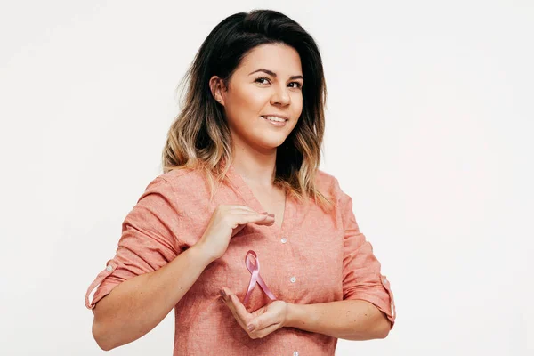 Konsep Perawatan Kesehatan Dan Pengobatan Wanita Dengan Kesadaran Kanker Payudara — Stok Foto