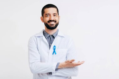 Prostat kanseri farkındalığı. Doktor, yaşayan ve hasta insanları desteklemek için açık mavi kurdele tutuyor. Erkekler Sağlık ve Dünya Kanser Günü Konsepti
