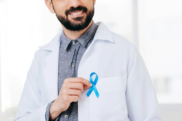 Concientización Sobre Cáncer Próstata Doctor Hombre Sosteniendo Cinta Azul Claro —  Fotos de Stock
