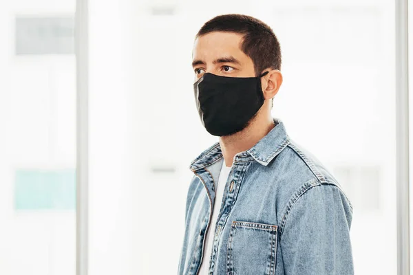 Man Wearing Protective Face Mask — Stock Photo, Image