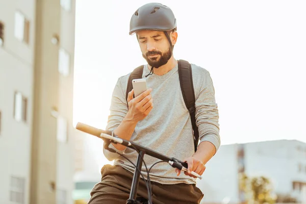 Ciclista Olhando Para Seu Smartphone Cidade Conceito Usar Mapa Gps — Fotografia de Stock