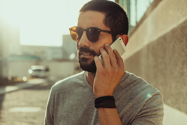 Ung Avslappnad Man Som Använder Smartphone Gatan Med Solglasögon Shirt — Stockfoto