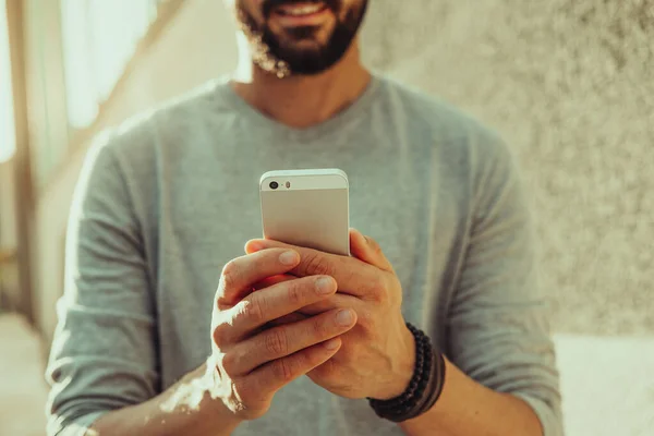 Jovem Homem Casual Usando Smartphone Rua Vestindo Shirt Pulseiras — Fotografia de Stock