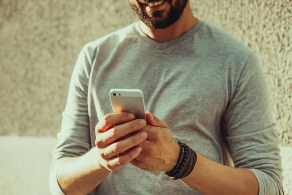 Jovem Homem Casual Usando Smartphone Rua Vestindo Shirt Pulseiras — Fotografia de Stock