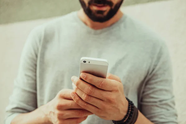 Jovem Homem Casual Usando Smartphone Rua Vestindo Shirt Pulseiras — Fotografia de Stock