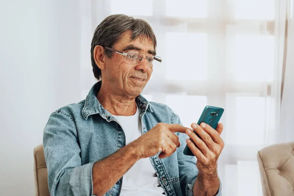 Senior Man Met Smartphone Thuis — Stockfoto