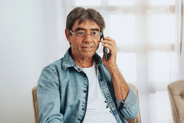 Hombre Mayor Usando Smartphone Casa — Foto de Stock