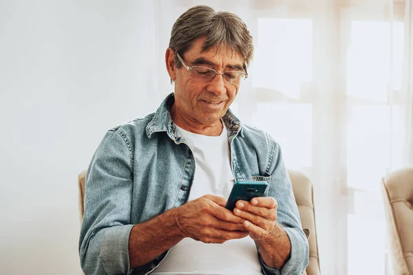 Senior Man Met Smartphone Thuis — Stockfoto