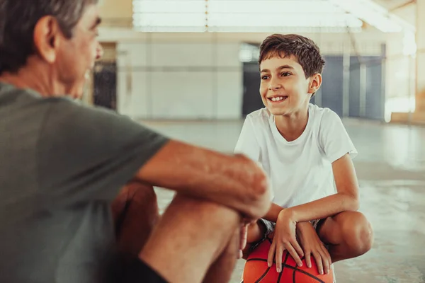 Latijnse Grootvader Kleinzoon Basketballen Het Veld — Stockfoto