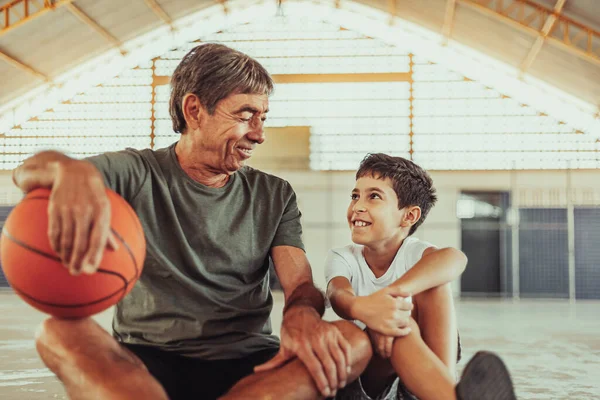 Kakek Dan Cucu Latin Bermain Basket Lapangan — Stok Foto