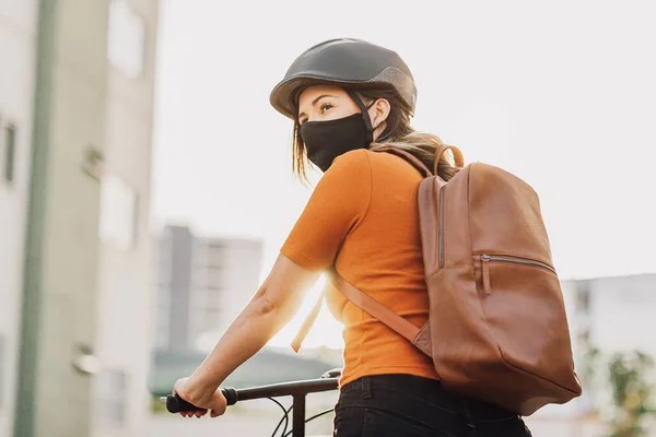 Young Adult Riding Bicycle City Wearing Face Mask Covid — Stock Photo, Image