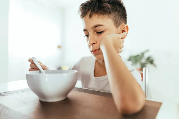 Yemek Sırasında Iştahsız Bir Çocuk Ştah Eksikliği Kavramı — Stok fotoğraf
