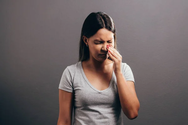 Sinusschmerzen Sinusdruck Sinusitis Traurige Frau Halt Nase Und Kopf Wegen Nasennebenhohlenschmerzen Schon Erwachsene Stock Photo 228218938