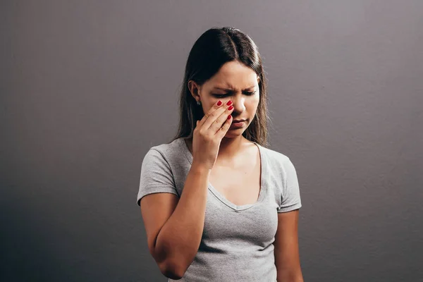 Sinusschmerzen Sinusdruck Sinusitis Traurige Frau Halt Nase Und Kopf Wegen Nasennebenhohlenschmerzen Schon Erwachsene Stock Photo 228218938