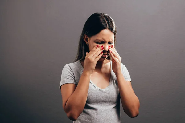 Sinusschmerzen Sinusdruck Sinusitis Traurige Frau Halt Nase Und Kopf Wegen Nasennebenhohlenschmerzen Schon Erwachsene Stock Photo 228218938