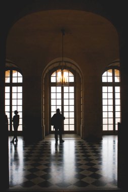 Bir pencereye karşı insanların silueti