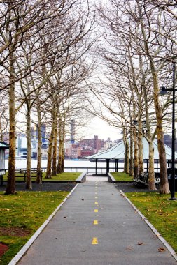 Hoboken, New Jersey kış aylarında çıplak ağaçlar